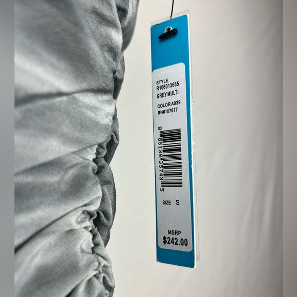 NWT Alice + Olivia size s women's top grey/white silk roughed one shoulder top - Picture 3 of 11